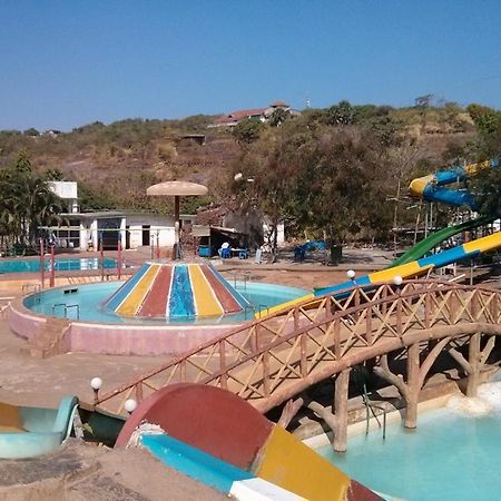 Pali Beach Resort Mālād Exterior foto